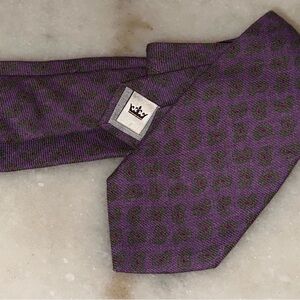 Peter Millar Crown Collection 100% WOOL Tie
Unlined Made in Italy Purple Paisley